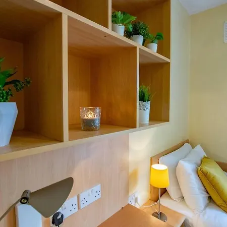Σπίτι διακοπών Spacious 4-bedroom Townhouse - Sleeps 8 - Parking *