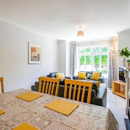 Spacious 4-bedroom Townhouse - Sleeps 8 - Parking Γκάλγουεϊ