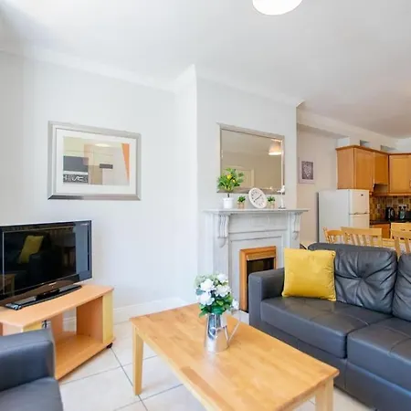 Spacious 4-bedroom Townhouse - Sleeps 8 - Parking Γκάλγουεϊ