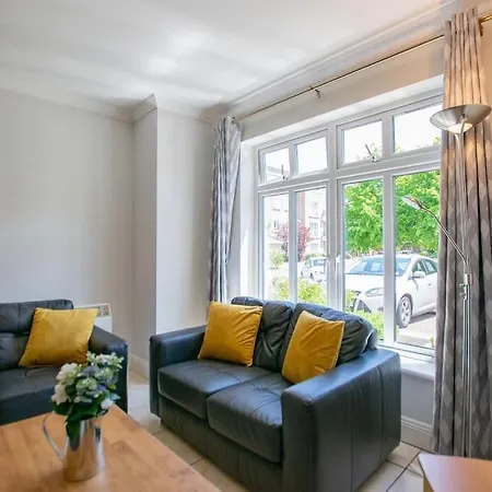 Spacious 4-bedroom Townhouse - Sleeps 8 - Parking * Γκάλγουεϊ