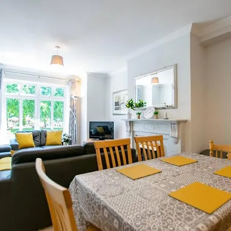 Spacious 4-bedroom Townhouse - Sleeps 8 - Parking