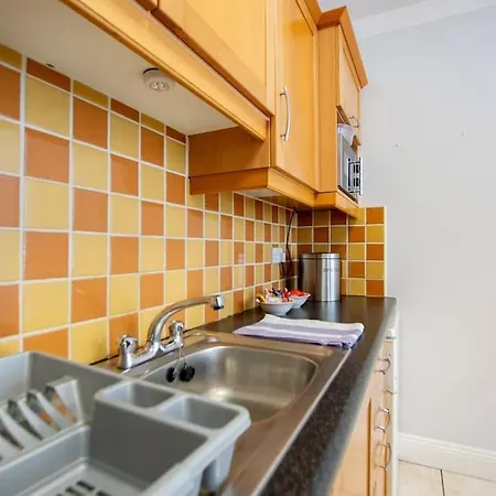Spacious 4-bedroom Townhouse - Sleeps 8 *