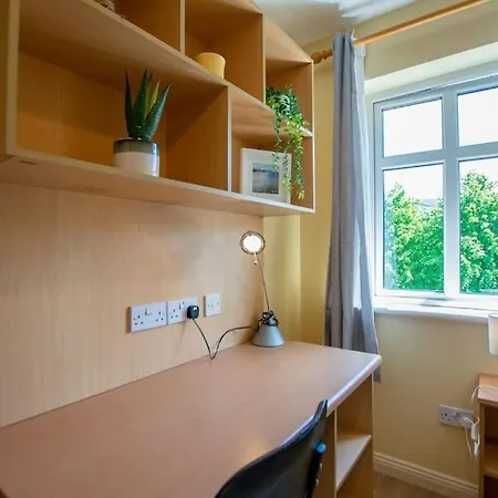 Spacious 4-bedroom Townhouse - Sleeps 8 - Parking * Γκάλγουεϊ
