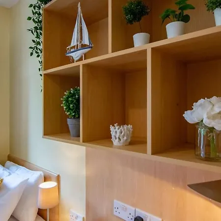 Spacious 4-bedroom Townhouse - Sleeps 8 - Parking