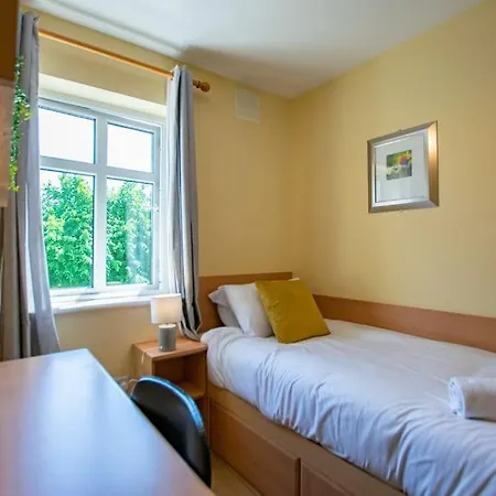 Σπίτι διακοπών Spacious 4-bedroom Townhouse - Sleeps 8 - Parking *