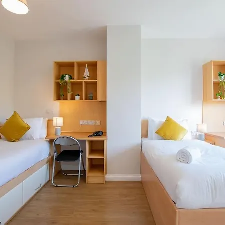 Σπίτι διακοπών Spacious 4-bedroom Townhouse - Sleeps 8 - Parking