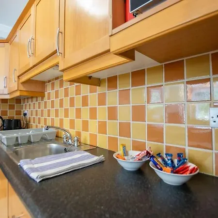 Spacious 4-bedroom Townhouse - Sleeps 8 - Parking Σπίτι διακοπών Γκάλγουεϊ