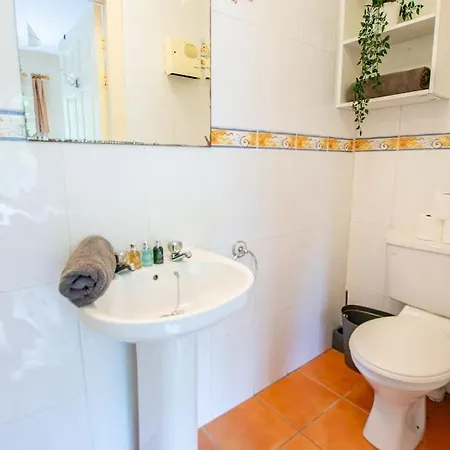 Σπίτι διακοπών Spacious 4-bedroom Townhouse - Sleeps 8 - Parking