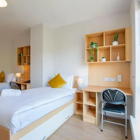 Spacious 4-bedroom Townhouse - Sleeps 8 - Parking