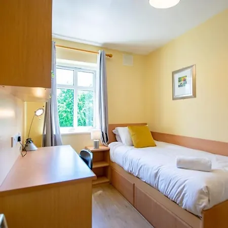 Spacious 4-bedroom Townhouse - Sleeps 8 - Parking Prázdninový dům