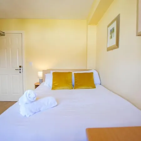Spacious 4-bedroom Townhouse - Sleeps 8 - Parking Casa de Férias Galway