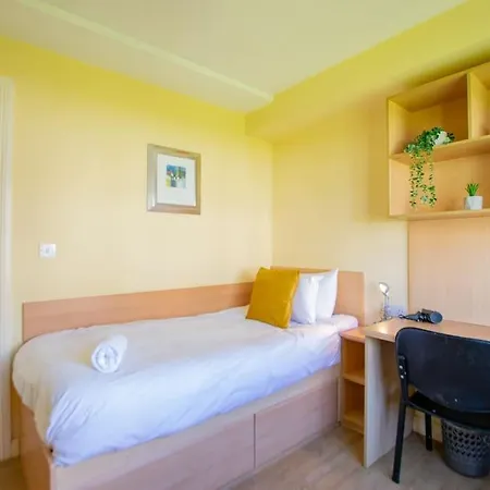 Spacious 4-bedroom Townhouse - Sleeps 8 - Parking Casa de Férias *