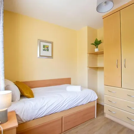 Spacious 4-bedroom Townhouse - Sleeps 8 - Parking Prázdninový dům *