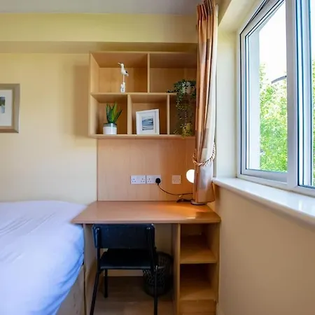 Spacious 4-bedroom Townhouse - Sleeps 8 - Parking *