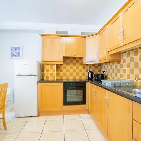 Spacious 4-bedroom Townhouse - Sleeps 8 - Parking Prázdninový dům