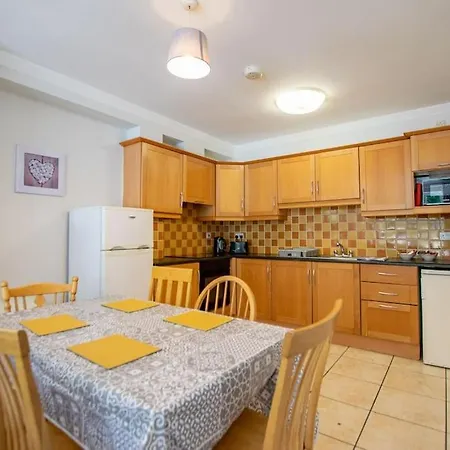 Spacious 4-bedroom Townhouse - Sleeps 8 - Parking Casa de Férias Galway