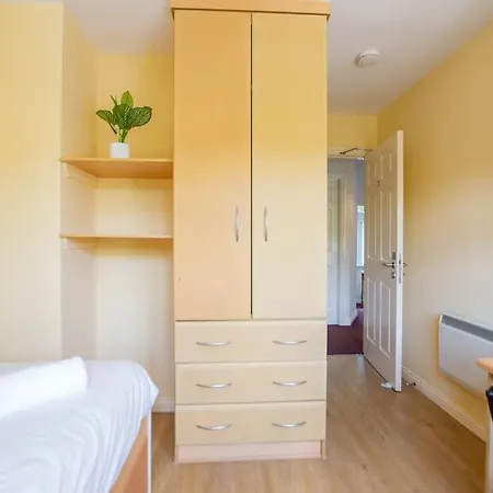 Casa de Férias Spacious 4-bedroom Townhouse - Sleeps 8 - Parking