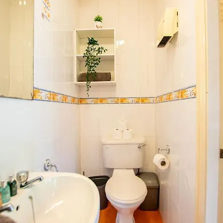 Spacious 4-bedroom Townhouse - Sleeps 8 - Parking * Galway