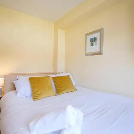 Spacious 4-bedroom Townhouse - Sleeps 8 - Parking