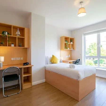 Spacious 4-Bedroom Townhouse - Sleeps 8 Galway