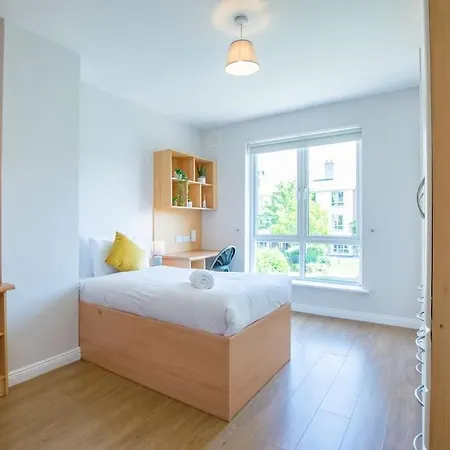 Spacious 4-bedroom Townhouse - Sleeps 8 - Parking Casa de Férias *