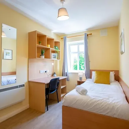 Spacious 4-bedroom Townhouse - Sleeps 8 - Parking *