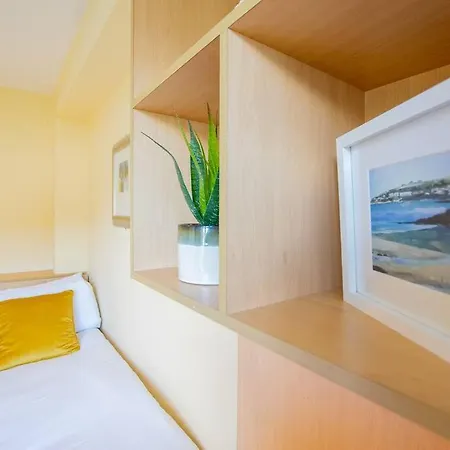Spacious 4-bedroom Townhouse - Sleeps 8 - Parking * Galway