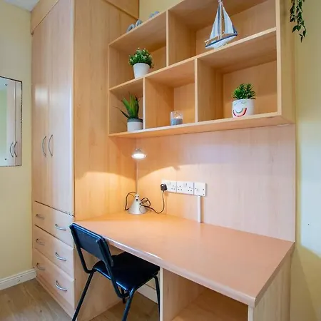 Casa de Férias Spacious 4-bedroom Townhouse - Sleeps 8 - Parking *