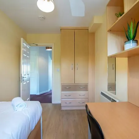 Spacious 4-bedroom Townhouse - Sleeps 8 - Parking Casa de Férias