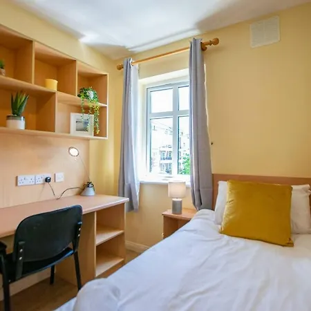 Spacious 4-bedroom Townhouse - Sleeps 8 - Parking