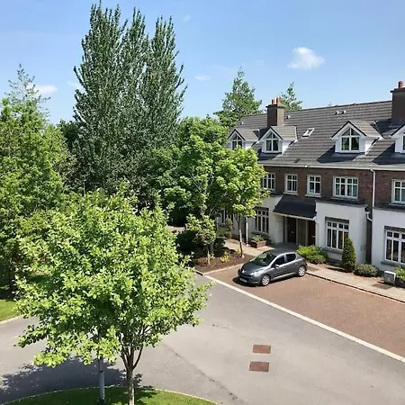 Spacious 4-bedroom Townhouse - Sleeps 8 - Parking *