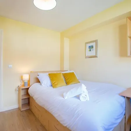 Spacious 4-bedroom Townhouse - Sleeps 8 - Parking Casa de Férias Galway