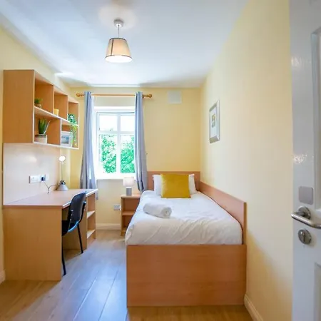 Spacious 4-bedroom Townhouse - Sleeps 8 - Parking Casa de Férias *