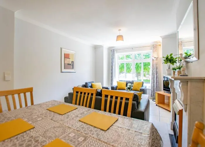 Spacious 4-Bedroom Townhouse - Sleeps 8 Galway